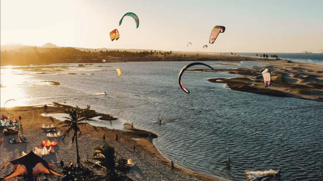 Kitesurfistas na Lagoa do Cauípe ao entardecer